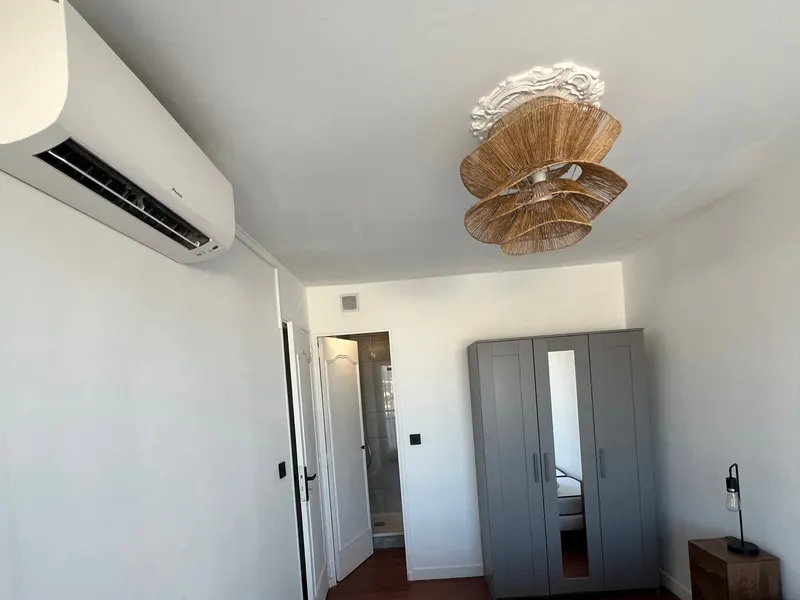 Climatisation : splits muraux dans les chambres