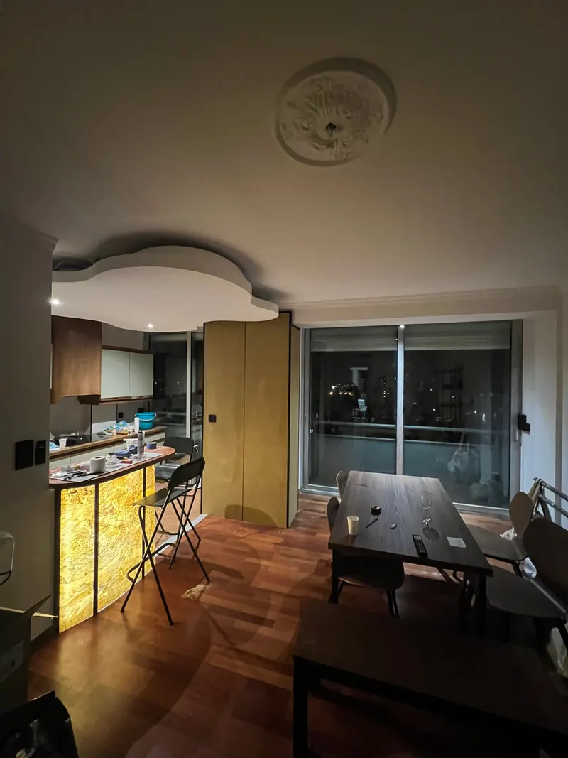 Cuisine ouverte avec bar en pierre rétroéclairée