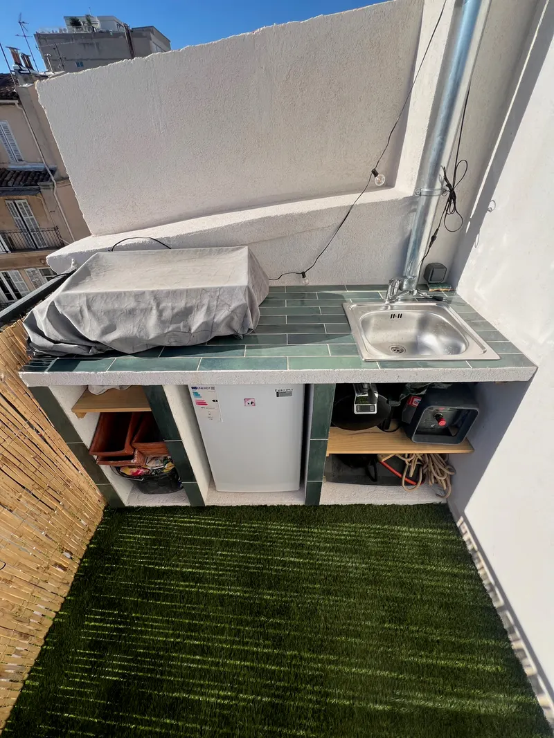 Cuisine d'été carrelée sur terrasse